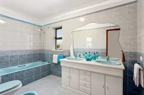 4 bedroom villa with private pool within walking distance to Alporchinhos beach - Image 3