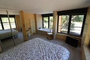 Chalet sur Pilotis, Cadre Insolite, au Dessus D'un Étang Dans un Parc Privé - Image 4
