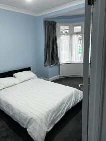 Exciting 4 Bedroom Bungalow in Greater London Sleeps 6 - Image 5