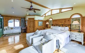 Gorgeous 6 bed 3 bath cottage on Lake Muskoka! West Exposure! Beach! Hot Tub! - Image 5
