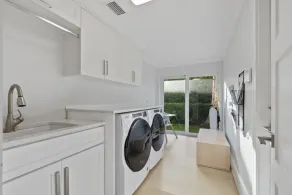 Luxury Beach House w Private Beach - Image 2