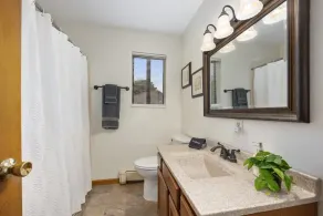 Spacious double unit near shops - Image 3