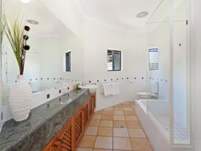 Solander House - 5 Bedrooms across from the Beach - Image 2