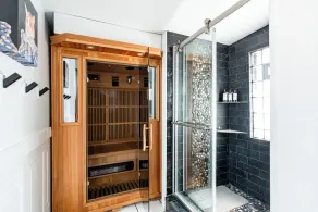 East Side Spa Retreat Near Lake, Restaurants and Fun - Image 2