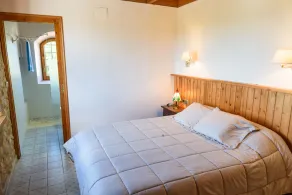Accommodation in a winery, surrounded by biodynamic vineyards! - Image 4
