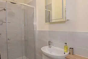 Spotless 2-bed apartment with gentle ramp access in central Eastbourne for 4 - Image 2