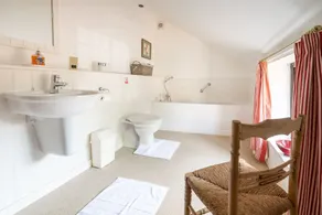 Et omhyggeligt renoveret sommerhus med charmerende originale træk, herunder bjælkelofter og en udsat 16. århundrede væg kombineret med moderne bekvemmeligheder og en afslappet stemning. Det tilbyder komfortabel indkvartering til op til syv gæster, med ... - Image 3