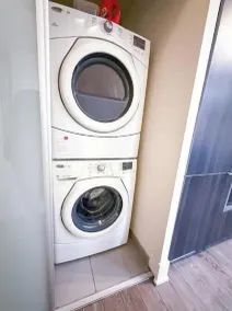 Hotel Lux Entertainment District Toronto - Image 3