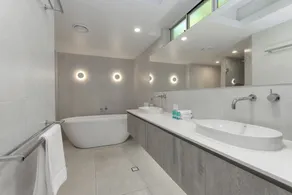 Mandalay Luxury Beachfront Apartments - Image 5