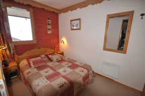 Duplex with Savoyard chalet decoration, ski-in/ski-out, 6 persons - Image 4