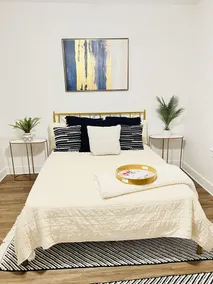 Entire Cozy Modern Get-Away (Arboretum/Domain) - Image 4