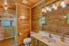 \"Evergreen\"<br>Hot Tub, Gratis Wifi & Kæledyr tilladt!  Great Getaway for enhver sæson! - Image 4