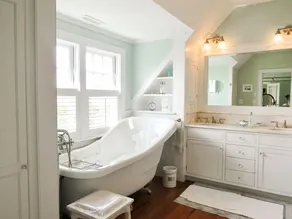 Profitez des vues spectaculaires et expansive eau dans cette joliment aménagées 3 chambres à coucher, la maison 3. 5 bain - Image 3