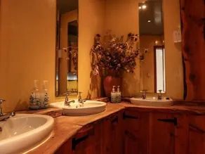 Exclusive Horseshoe barn venue with accommodation - Image 3