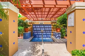 Deluxe Yacht Club Condo Near the Beach - Image 3