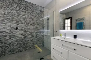 Stunning 5 bedroom, 4.5 bathroom Villa with private pool and garden. - Image 3