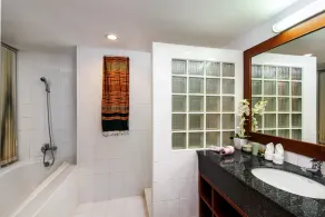Naiharn beach sands Apartment - Image 3