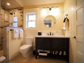 Charming 1 BR Orliena Suite in historic downtown Ashland, OR. Walk to the Oregon Shakespeare Festival, shops, and dining. Features a kitchenette, plush queen bed, and shared hot tub access. Dog friendly! - Image 5