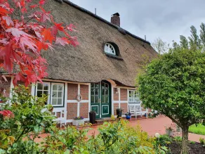 A cozy family-run vacation home with plenty of space under a thatched roof - Image 5