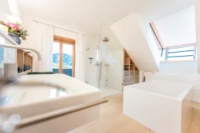 Beautiful vacation home in a large park with mountain views - Image 4