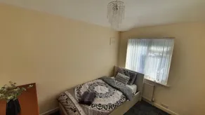 Spacious 3-bedroom home in Birmingham with driveway parking - Image 5