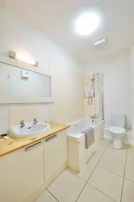 Chic & Stunning contemporary apartment 2 minute walk to O'Connell Street - Image 3