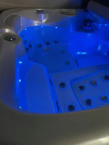 Stylish 2 bedroom apartment with historical atmosphere and private sauna/hot tub - Image 3