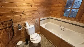 Large three bedroom lodge with private hot tub for five people - Image 4