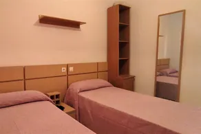 Discover this amazing ground floor apartment in one of the most central and convenient buildings in Marina d'Or! Located second line beach, the Playa Coral II building offers you direct access to all the amenities you need, just across the street!With su - Image 5