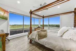 \"ON THE BEACH \" LUXURIOUS ACCOMMODATION - Image 5
