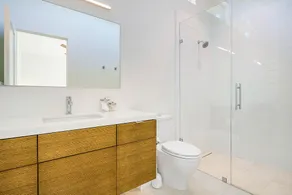 Modern, recently built home with stunning pool & beautiful views; 15 min to town - Image 5