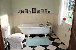 Farmhouse on 150 acres, great family or hunters' getaway, 15 minutes from town! - Image 4