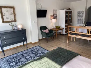 Kærligt møbleret en-værelses lejlighed (35sqm) med balkon for op til to personer - Image 2
