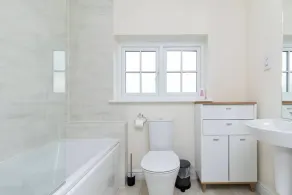 4 Bed 3.5 Bath - Free Parking | Free WiFi | 2x En-suite Bedrooms | Self Check-in - Image 2
