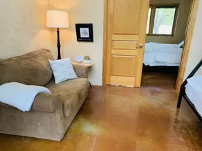 Spacious 4-bedroom vacation home 16 minutes from University of Kansas - Image 5