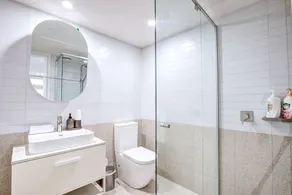 The Hamptons -Coastal Luxe Dual Suite - 2 Bed 2 Bath, Rooftop Pool & Free Parking - Image 4