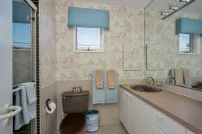 Superbe maison en bord de mer sur une rue calme avec vue sur la baie et l'océan. Jacuzzi! - Image 4