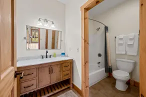 New & Stunning Chalet! Reno'd, Hot-Tub, Barrel Sauna, Slope Views, Fire Pit - Image 5
