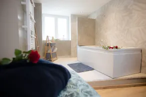 ♥︎ PRIVATE JACUZZI / WIFI / 4K UHD TV / NETFLIX… ♥︎  - Image 3