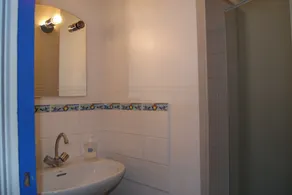 Gammelt hus med blå skodder i hjertet af Ile aux Moines - Image 2
