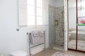 Atemberaubende Luxusvilla mit Salzwasserpool, 40 Meter vom Meer entfernt, familienfreundlich - Image 3