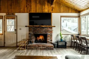 *NEW* Sheephorn Getaway - Cozy cabin 3 min to slopes + jacuzzi + fireplace - Image 2