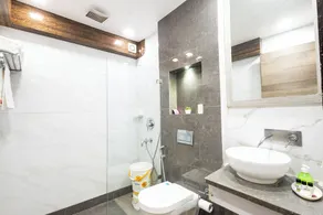 Hotel Red Castle - Near Ganga Ram & BLK Hospital - Karol Bagh - Image 4