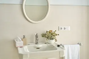 2 bedrooms and private bathroom, shared pool, Wi-Fi & air conditioning - Image 5