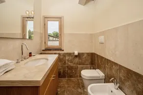 Luxurious Viila on two floors of 221 m2 consisting of a double dining room with kitchen equipped with dishwasher, microwave oven, electric oven, fridge and freezer.Comfortable sofas, fireplace, large breakfast bar, two double bedrooms with private bathro - Image 2