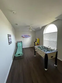 Memories • Historic down town , w/ pool,foo ball, & skee-ball - Image 2
