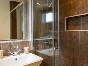 Moderno Lodge situado en un entorno relajante con instalaciones de ocio y WiFi gratuito - Image 3