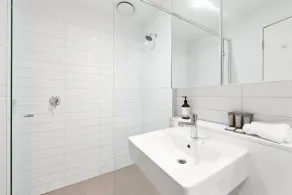 Sleek South Yarra 2-Bed with Alfresco Dining - Image 2