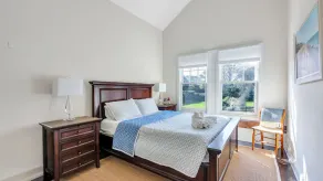Grange superbement rénovée à Bridgehampton avec fenêtres du sol au plafond, à un kilomètre de la ville - Image 3