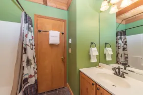 Spacious Cedar Chalet w/ Hot Tub & Pool Table - Image 4